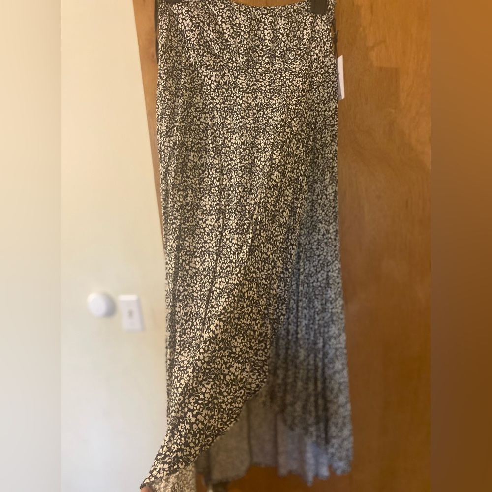 Japna Floral print, black and white skirt with waistband top size medium w/tags